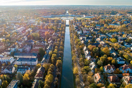 Beautiful location directly on the castle canal