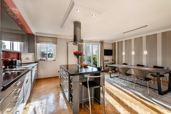 Spacious living/dining area