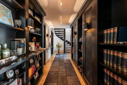 Bibliothek mit Barinstallation