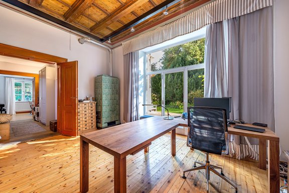 Imposantes Arbeitszimmer