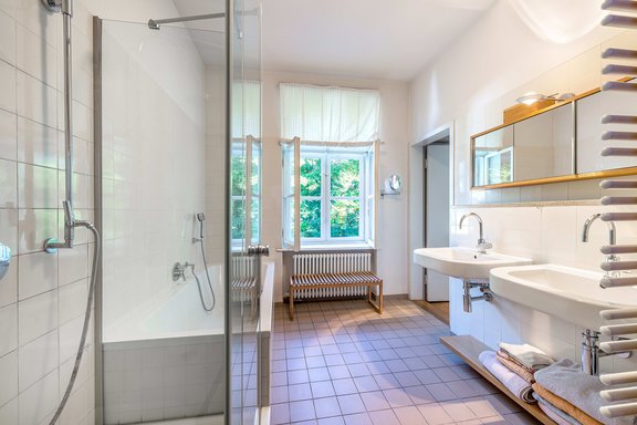 Hauptbad mit luftigem Flair