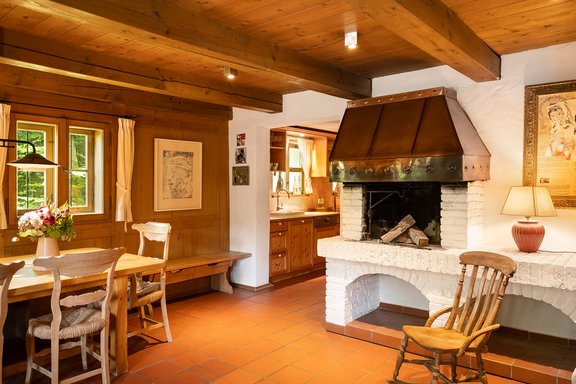 Klassische Stube mit Kamin