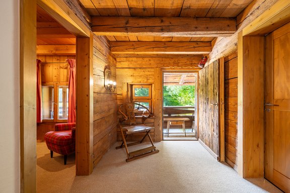 Flur mit Zugang zum Balkon