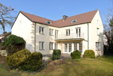 Rarity: Detached house with park-like south-west garden in prime location