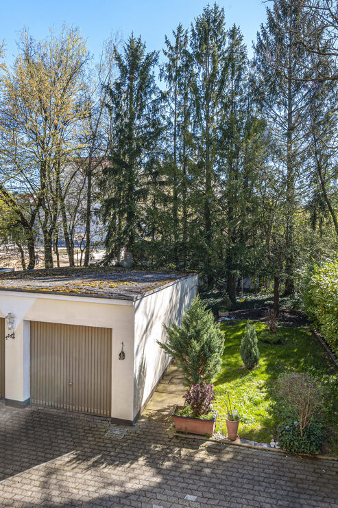 Blick auf das Grundstück mit Garagenbestand