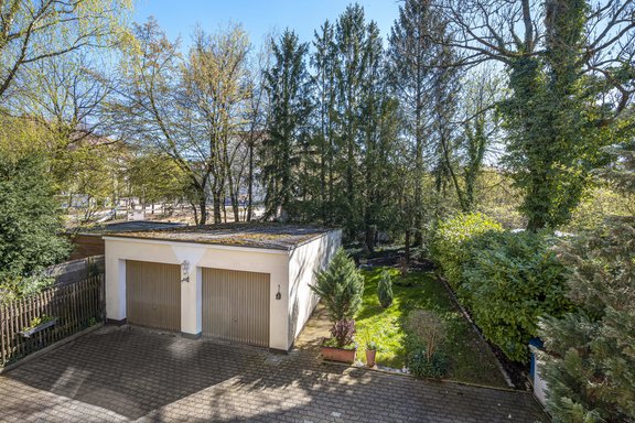 Blick auf das Grundstück mit Garagenbestand