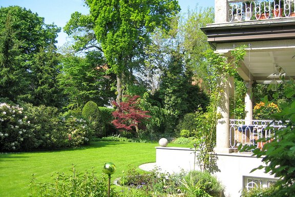 Die Gartenanlagen wurden professionell neu gestaltet und vom ­Gärtner stetig ­gepflegt