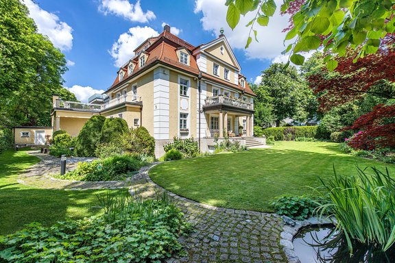 Süd-Westansicht der Villa