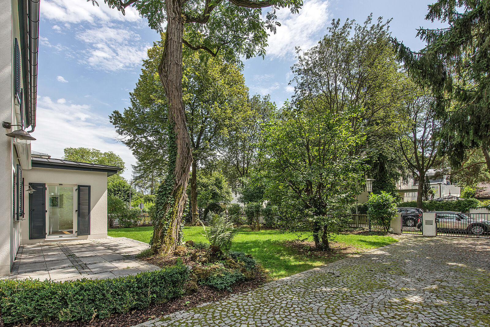 Zufahrt und Garten