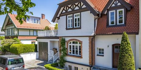 Rarität: Geräumige historische Villenhälfte von 1899 zum individuellen Innenausbau