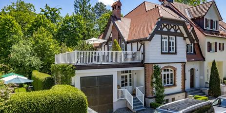 Rarität: Geräumige historische Villenhälfte von 1899 zum individuellen Innenausbau