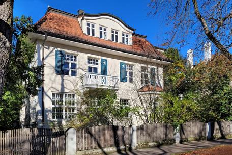 Rarity: stately villa from 1908 for commercial use