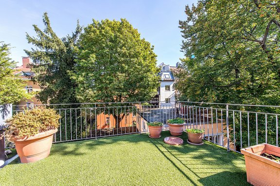 Dachterrasse mit Blick in den Innenhof