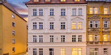 Historic elegance meets the highest quality: a historic mansion with 7 residential and 2 commercial units