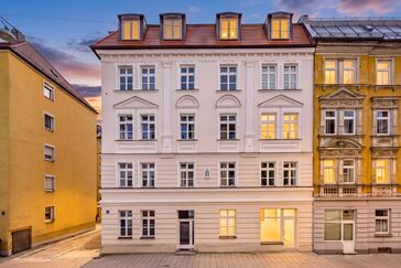 Watch video: Historic elegance meets the highest quality: a historic mansion with 7 residential and 2 commercial units