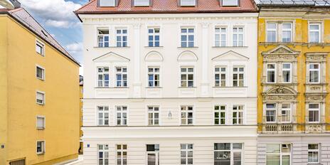 Historische Eleganz trifft höchste Qualität: Altbau-Palais mit 7 Wohn- und 2 Gewerbeeinheiten