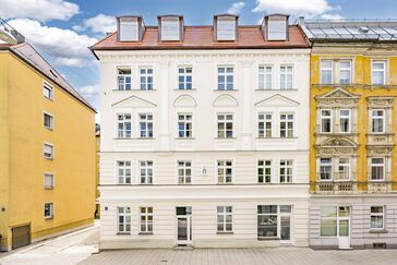 Objektvideo ansehen: Historische Eleganz trifft höchste Qualität: Altbau-Palais mit 7 Wohn- und 2 Gewerbeeinheiten