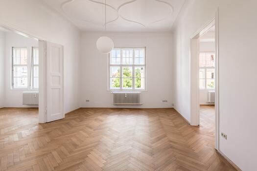 Lichterfüllte Räume mit kunstvollen Stuckverzierungen