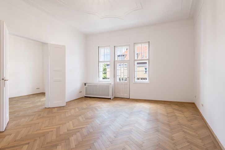 Großzügiges Schlafzimmer