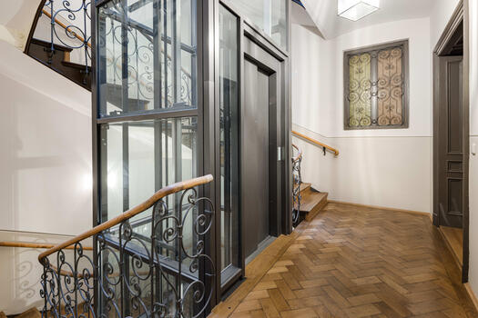 Glass lift from 2010/11