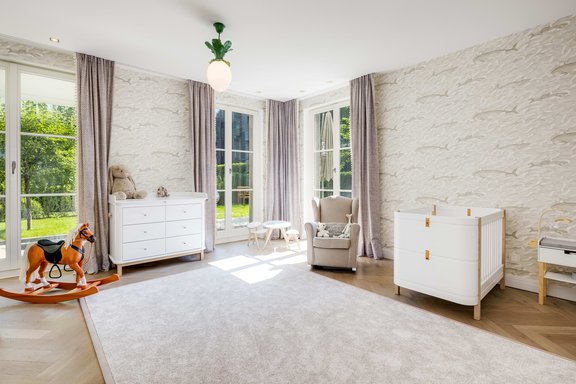 Lichtdurchflutetes Zimmer