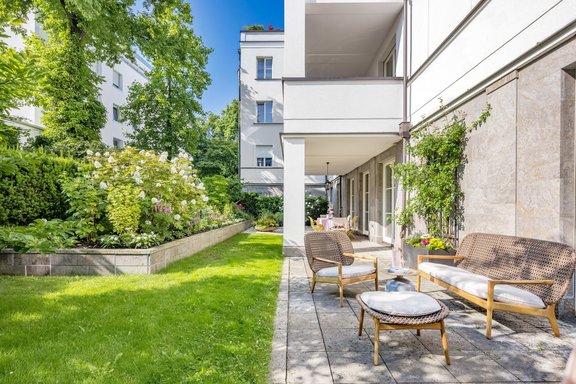 Schöne Naturstein-Terrasse