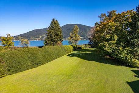 Rarity in 1st row on the lake: Unobstructable plot of 3,271 m² with approved villa planning