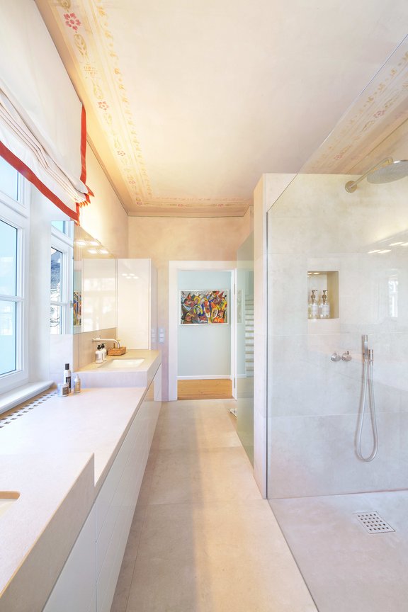 Elegantes Masterbad mit Deckenmalerei