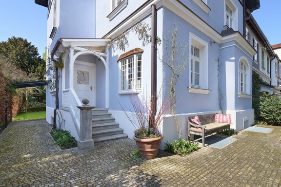 Eingang mit stilvoll gestaltetem Vorgarten