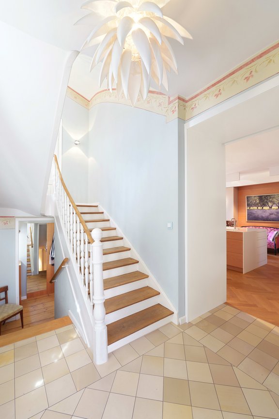 Stilvolles Entree mit historischer Wandmalerei