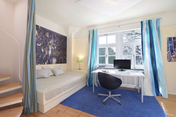 Kinderzimmer mit Zugang zum Dachstudio
