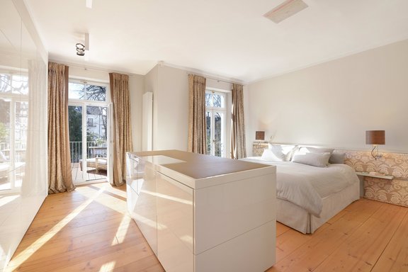 Elegantes Masterschlafzimmer mit exquisiten Einbauten