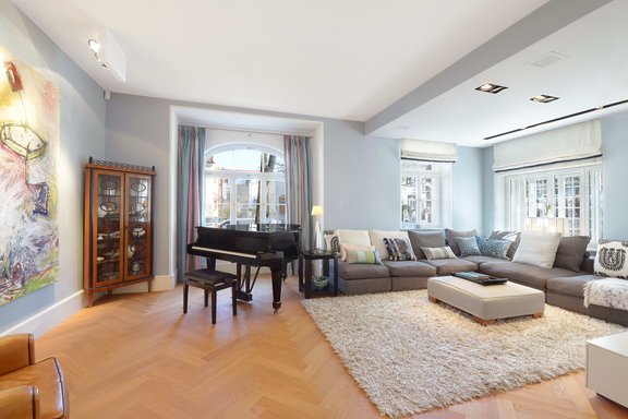 Erker mit Rundbogenfenstern im Wohnbereich