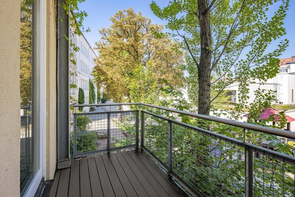 Charmanter Balkon in den Innenhof