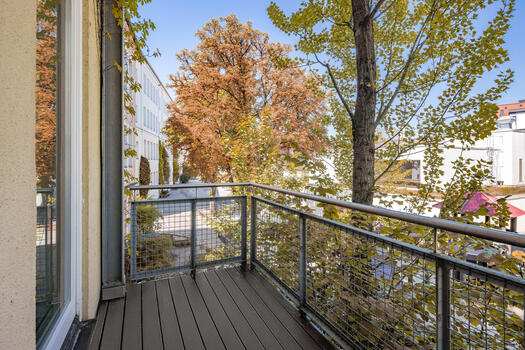Charmanter Balkon in den Innenhof