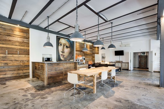 Imposante Stahlstützen, Unterzüge und ein Tonnengewölbe