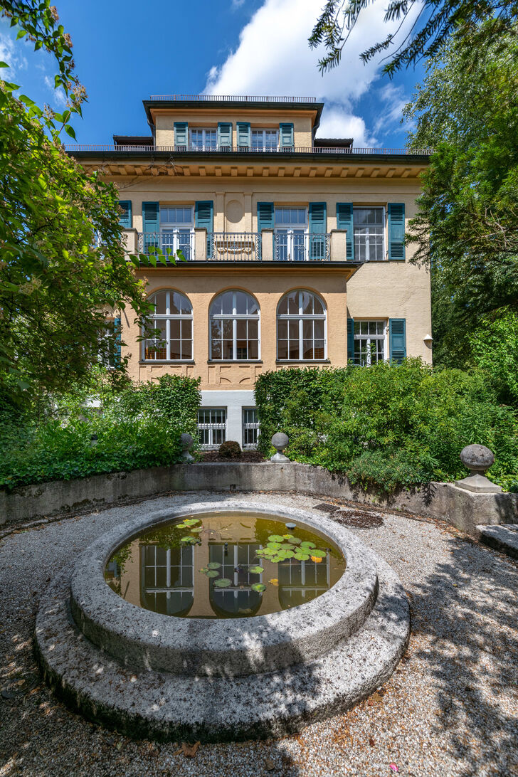Senkgarten mit Seerosenbecken