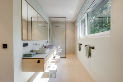 Lichterfülltes Kinderbad im Obergeschoss