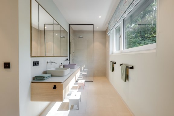 Lichterfülltes Kinderbad im Obergeschoss