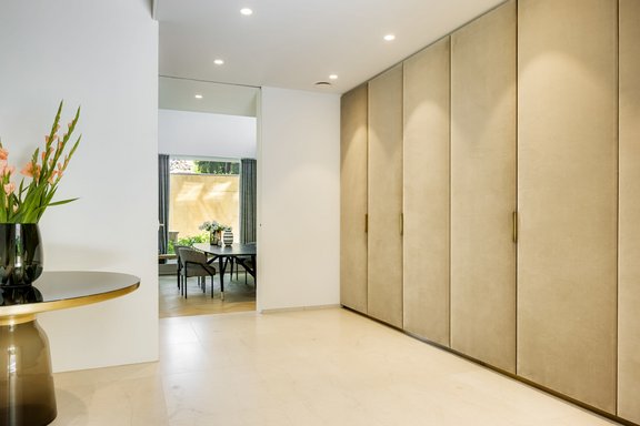 Already the entrance inspires with excellent equipment