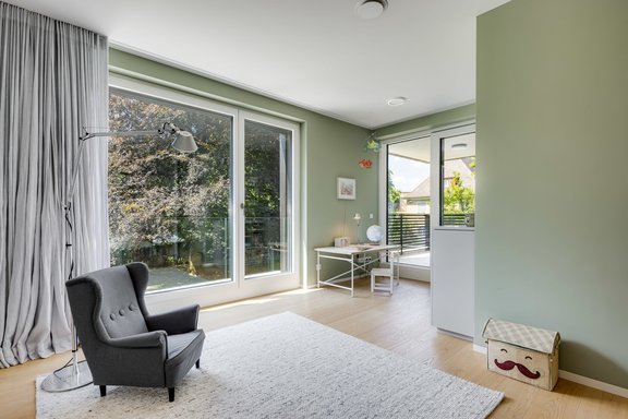 Kinderzimmer mit Zugang zur Loggia