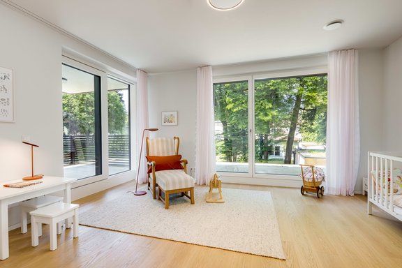 Kinderzimmer mit bodentiefen Fenstern