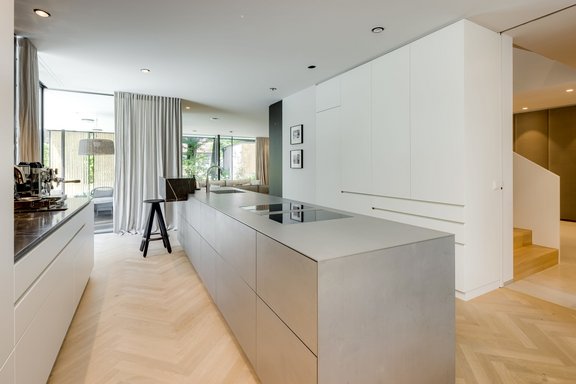 Koch- und Arbeitsblock aus Edelstahl mit Silvertouch-Schliff