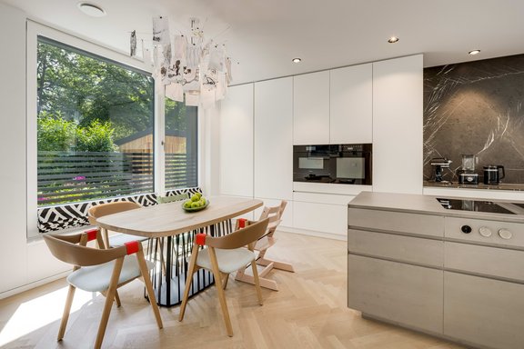 Luxurious eat-in kitchen with dining area