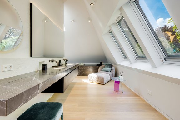 Drei Liegefenster sorgen für ein übergeordnetes Lichtangebot