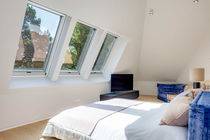 Das Masterschlafzimmer bietet Blicke ins Grüne