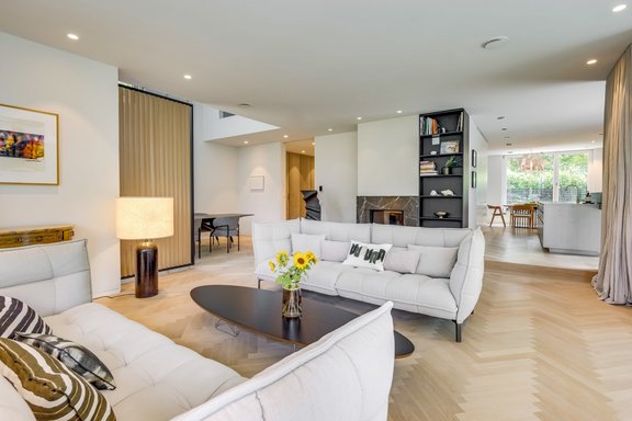 Repräsentativer Wohnbereich mit Kamin