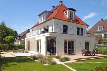Rarität in Spitzenlage: lichterfüllte Villa mit Designerausstattung und herrlichem Garten