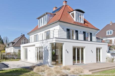 Rarity in top location: light-filled villa with designer furnishings and magnificent garden