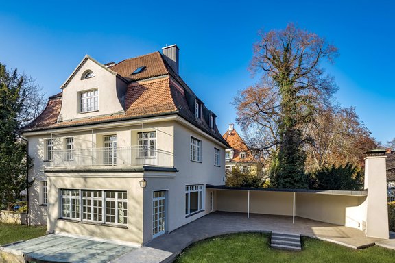 Terrasse mit Garten und Teich